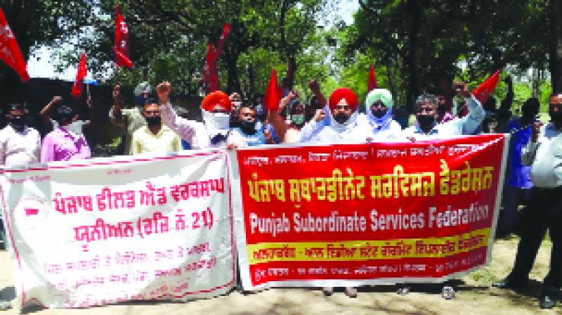 ਮੋਹਾਲੀ ਵਿਖੇ ਕੀਤੀ ਜਾ ਰਹੀ ਰੇਸ ਰੈਲੀ ਮੌਕੇ ਸਰਕਾਰ ਵਿਰੋਧੀ ਨਾਹਰੇ ਮਾਰਦੇ ਹੋਏ  ਮੋਹਾਲੀ 'ਚ ਕੀਤੀ ਜਾ ਰਹੀ ਰੋਸ ਰੈਲੀ ਮੌਕੇ ਸਰਕਾਰ ਵਿਰੁਧ ਨਾਹਰੇ ਮਾਰਦੇ ਹੋਏ।