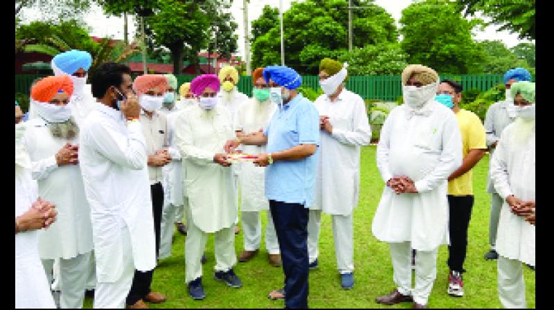 ਸਿੱਧੂ ਦਾ ਮੂੰਹ ਮਿੱਠਾ ਕਰਵਾਇਆ