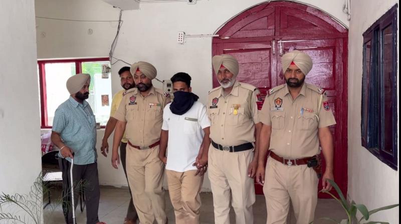 ਪੁਲਿਸ ਮੁਲਜ਼ਮ ਨੂੰ ਗ੍ਰਿਫ਼ਤਾਰ ਕਰਕੇ ਲਿਜਾਂਦੇ ਹੋਏ 