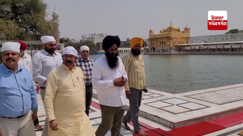 ਕੇਂਦਰੀ ਸੜਕ ਆਵਾਜਾਈ ਅਤੇ ਹਾਈਵੇ ਰਾਜ ਮੰਤਰੀ ਹਰਸ਼ ਮਲਹੋਤਰਾ ਨੇ ਸ੍ਰੀ ਹਰਿਮੰਦਰ ਸਾਹਿਬ ਵਿਖੇ ਮੱਥਾ ਟੇਕਿਆ