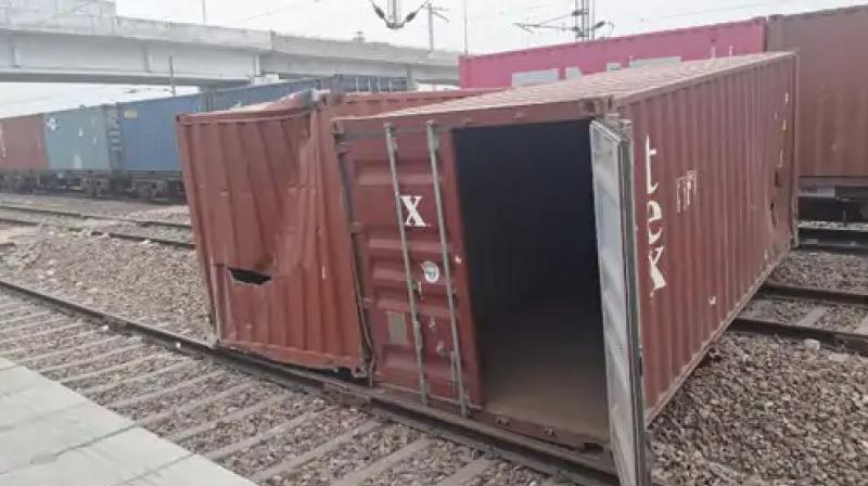 Containers fell from a freight train running in Haryana: the track and electric wires were broken