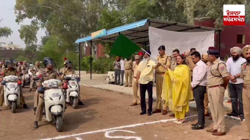 ਮੋਗਾ ਦੇ SSP ਅਤੇ ਵਿਧਾਇਕ ਡਾ. ਅਮਨਦੀਪ ਕੌਰ ਅਰੋੜਾ ਵਾਹਨਾਂ ਨੂੰ ਹਰੀ ਝੰਡੀ ਦੇ ਰਵਾਨਾ ਕਰਦੇ ਹੋਏ 