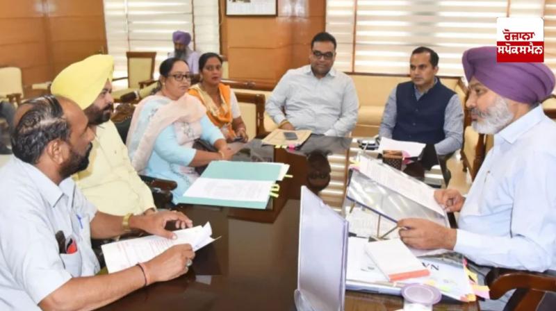 ਵਿੱਤ ਮੰਤਰੀ ਹਰਪਾਲ ਸਿੰਘ ਅਧਿਕਾਰੀਆਂ ਚੀਮਾ ਮੀਟਿੰਗ ਕਰਦੇ ਹੋਏ 