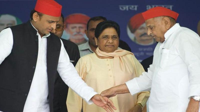 Mayawati, Mulayam share stage after 2 decades