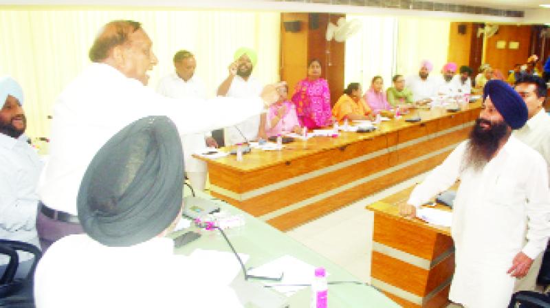 Senior Deputy Mayor and the Akali Counselor during meeting