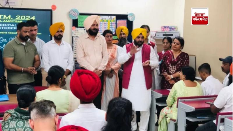  ਮੰਤਰੀ ਹਰਭਜਨ ਸਿੰਘ ਈਟੀਓਮੈਗਾ ਮਾਪੇ-ਅਧਿਆਪਕ ਮੀਟਿੰਗ ਦੌਰਾਨ ਵਿਦਿਆਰਥੀਆਂ ਅਤੇ ਮਾਪਿਆਂ ਨਾਲ ਗੱਲਬਾਤ ਕਰਦੇ ਹੋਏ 