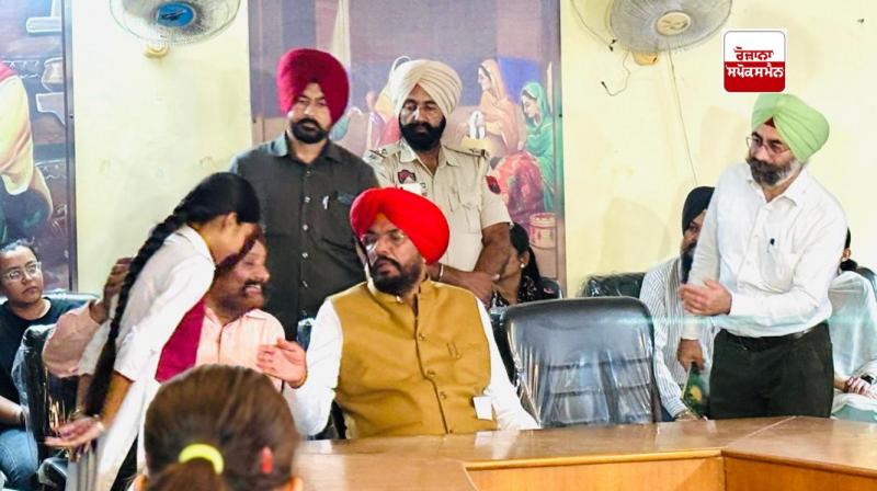 ਕੈਬਨਿਟ ਮੰਤਰੀ ਕੁਲਦੀਪ ਸਿੰਘ ਧਾਲੀਵਾਲ ਨੇ ਸਕੂਲ ਆਫ ਐਮੀਨੈਂਸ 3ਬੀ-1 ਐਸ.ਏ.ਐਸ ਨਗਰ ਵਿਖੇ ਮਾਪੇ-ਅਧਿਆਪਕ ਮਿਲਣੀ ਮੌਕੇ ਕੀਤੀ ਸ਼ਿਰਕਤ