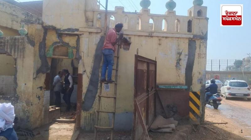 Demolition work begins on '168-year-old' mosque in Meerut