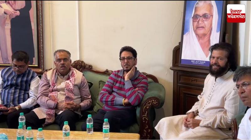 ਗੁਰਦਾਸ ਮਾਨ ਆਪਣੀ ਪਤਨੀ ਨਾਲ ਅਤੇ ਭਾਜਪਾ ਆਗੂ ਤਰੁਣ ਚੁੱਘ ਹੰਸ ਰਾਜ ਹੰਸ ਦੇ ਘਰ ਪਹੁੰਚੇ।