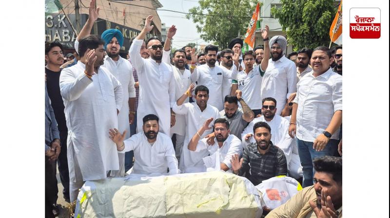 ਪੰਜਾਬ ਯੂਥ ਕਾਂਗਰਸ ਨੇ ਗਾਂਧੀ ਪਰਿਵਾਰ ਨੂੰ ਬਦਨਾਮ ਕਰਨ ਦੀ ਭਾਜਪਾ ਦੀ ਕੋਸ਼ਿਸ਼ ਦੇ ਵਿਰੋਧ ’ਚ ED ਦਫ਼ਤਰ ਦਾ ਕੀਤਾ ਘਿਰਾਓ 