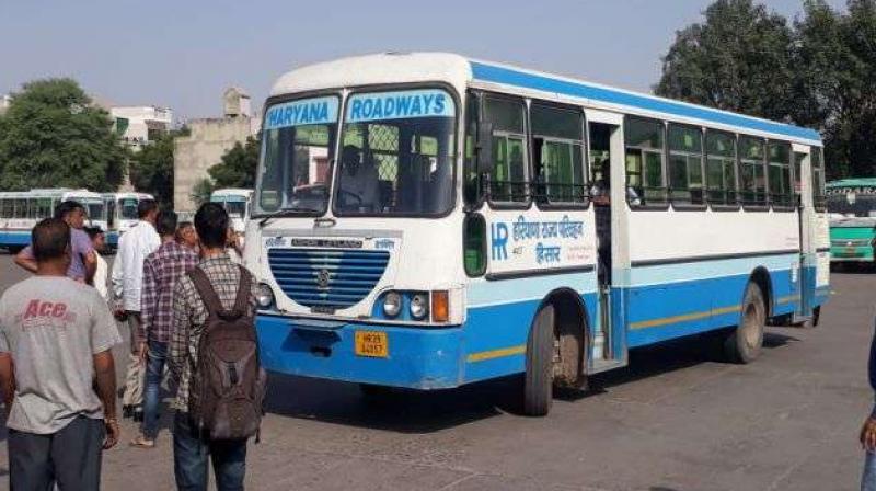 The conductor had to drink beedi in the bus and was fined expensively Haryana News in punjabi 