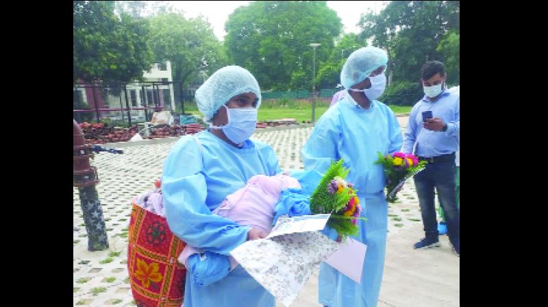 ਕੋਰੋਨਾ ਮਹਾਂਮਾਰੀ: ਪੀ.ਜੀ.ਆਈ. ਤੋਂ ਇਕ ਮਹੀਨੇ ਦੀ ਬੱਚੀ ਸਣੇ ਪੰਜ ਨੂੰ ਛੁੱਟੀ ~ਫੋਟੋ ਸੰਤੋਖ਼ ਸਿੰਘ