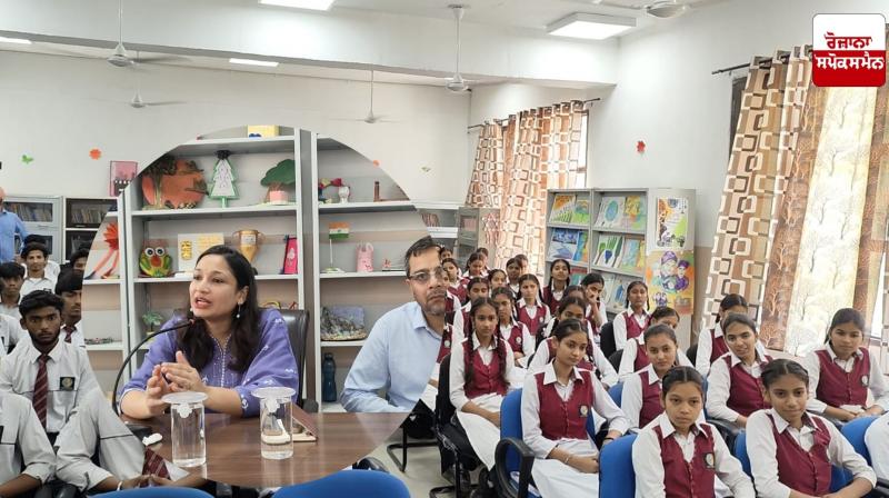 Mohali News: DC as a mentor had candid conversations with the students of School of Eminence, Phase 11, Mohali