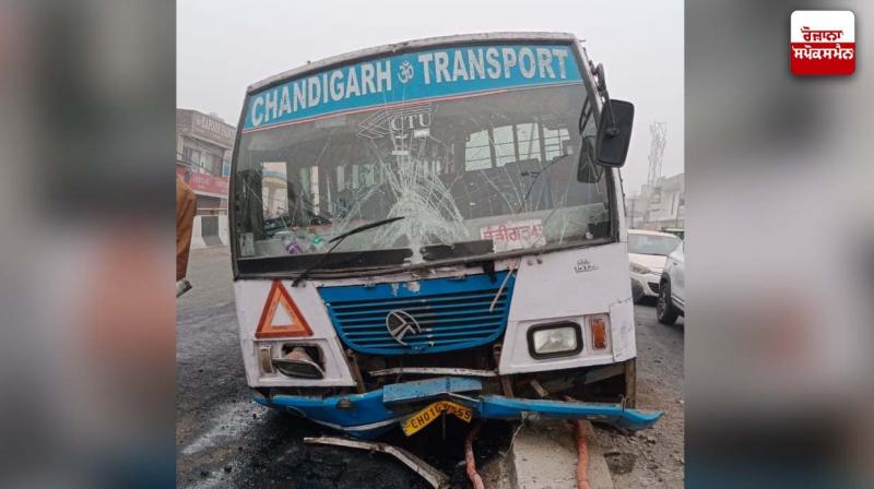 Accident due to dense fog: Bus full of passengers collides with divider