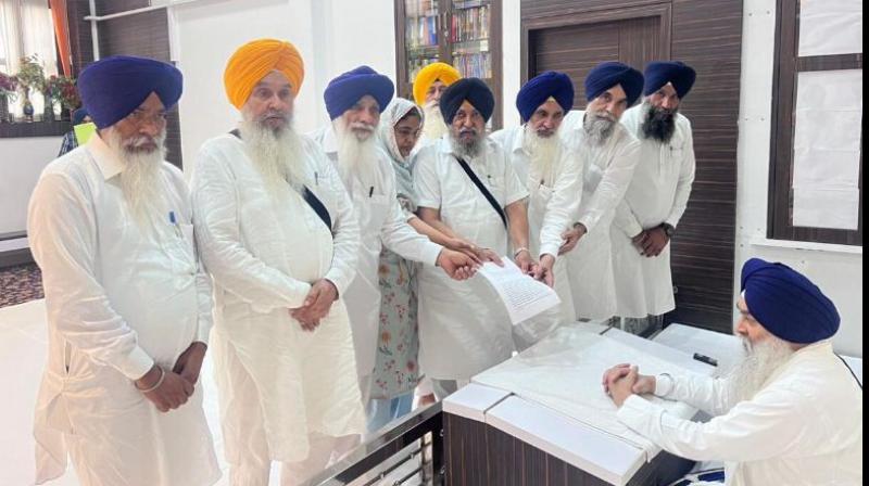 ਸ਼੍ਰੋਮਣੀ ਅਕਾਲੀ ਦੇ ਬਾਗੀ ਧੜਾ ਸ੍ਰੀ ਅਕਾਲ ਤਖਤ ਸਾਹਿਬ ਦੇ ਜਥੇਦਾਰ ਸਾਹਿਬ ਨੂੰ ਮੰਗ ਪੱਤਰ ਸੌਂਪਦੇ ਹੋਏ 