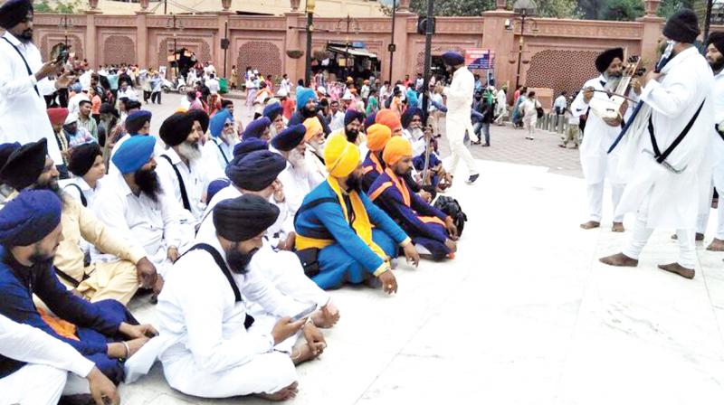 Dispute of Dhadhi Sabhas continues