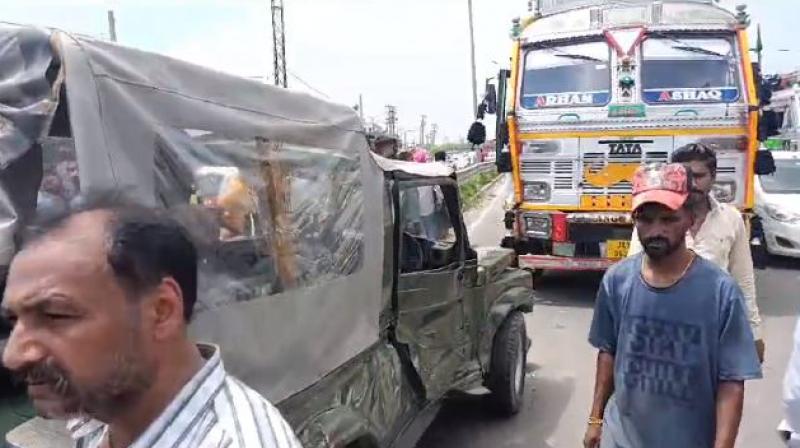 An army jeep collided with a truck full of apples in Ludhiana