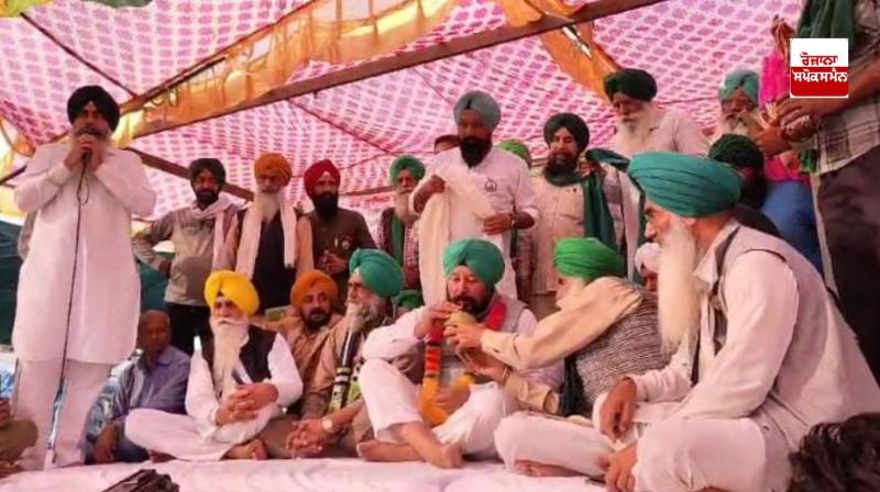 ਜਗਜੀਤ ਡੱਲੇਵਾਲ, ਸੁਖਜੀਤ ਸਿੰਘ ਨੂੰ ਨਾਰੀਅਲ ਪਾਣੀ ਪਿਲਾ ਕੇ ਮਰਨ ਵਰਤ ਖ਼ਤਮ ਕਰਵਾਉਂਦੇ ਹੋਏ  