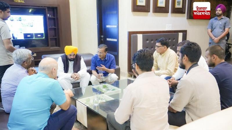 ਸੀਐਮ ਮਾਨ ਤੇ ਕੇਜਰੀਵਾਲ ਅਬੋਹਰ ਵਿਖੇ ਕੱਪੜਾ ਵਪਾਰੀ ਸੰਜੇ ਵਰਮਾ ਦੇ ਪਰਿਵਾਰ ਨੂੰ ਮਿਲਣ ਪਹੁੰਚੇ