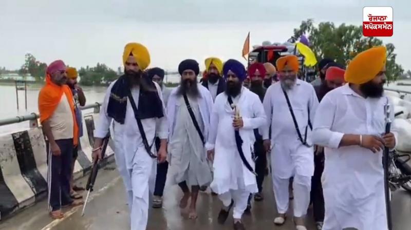 ਵਰਦੇ ਮੀਂਹ 'ਚ ਗਿਆਨੀ ਕੁਲਦੀਪ ਗੜਗੱਜ ਨੇ ਸੁਲਤਾਨਪੁਰ ਲੋਧੀ ਦੇ ਹੜ੍ਹ ਪ੍ਰਭਾਵਿਤ ਇਲਾਕੇ ਦਾ ਕੀਤਾ ਦੌਰਾ 