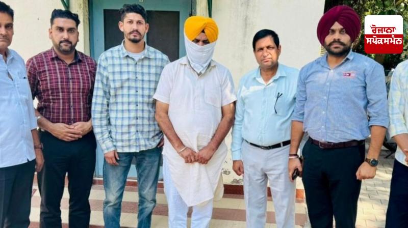 Vigilance caught private person Ajaib Singh red-handed taking bribe of 25000 rupees