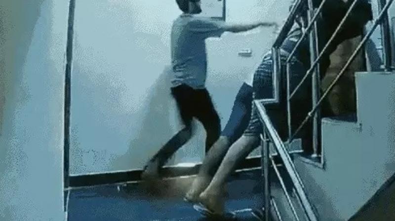 ਹੋਟਲ ਅੰਦਰ ਨੋਜਵਾਨ ਝਗੜਾ ਕਰਦੇ ਹੋਏ