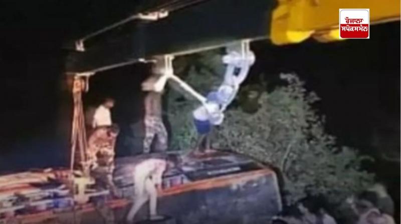 ਨਦੀ ’ਚ ਡਿੱਗੀ ਬੱਸ ਨੂੰ ਬਾਹਰ ਕੱਢਦੇ ਹੋਏ ਤਸਵੀਰ 