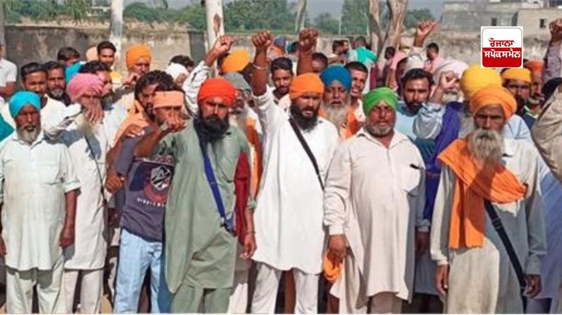 ਪਿੰਡ ਵਾਸੀ ਰੋਸ ਪ੍ਰਦਰਸ਼ਨ ਕਰਦੇ ਹੋਏ 