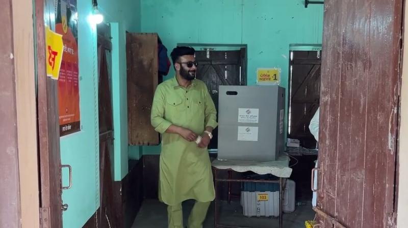 ਸੰਤੋਖ ਗਿੱਲ  ਆਪਣੀ ਵੋਟ ਪਾ ਆਉਂਦੇ ਹੋਏ