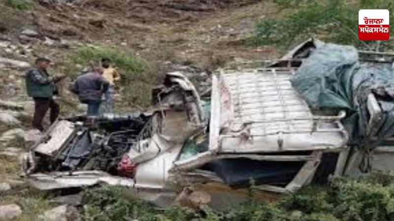 A vehicle carrying pilgrims fell into the Chandshaili Ghat in Maharashtra.