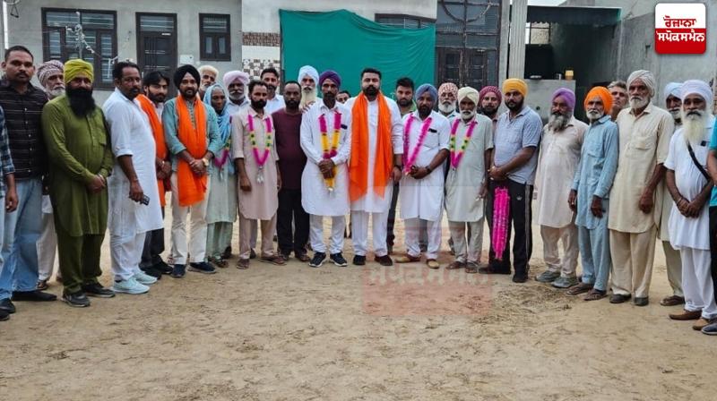 ਗੁਰਮੇਲ ਸਿੰਘ ਬਰਾੜ ਨੂੰ ਨਵੇਂ ਸਰਪੰਚ ਬਣਨ ’ਤੇ ਸਿਰੋਪਾ ਪਾ ਸਨਮਾਨਿਤ ਕਰਦੇ ਹੋਏ ਪਿੰਡ ਵਾਸੀ  