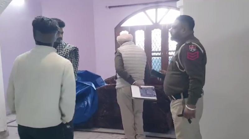 ਮੌਕੇ ’ਤੇ ਪਹੁੰਚ ਕੇ ਪੁਲਿਸ ਜਾਂਚ ਕਰਦੀ ਹੋਈ 