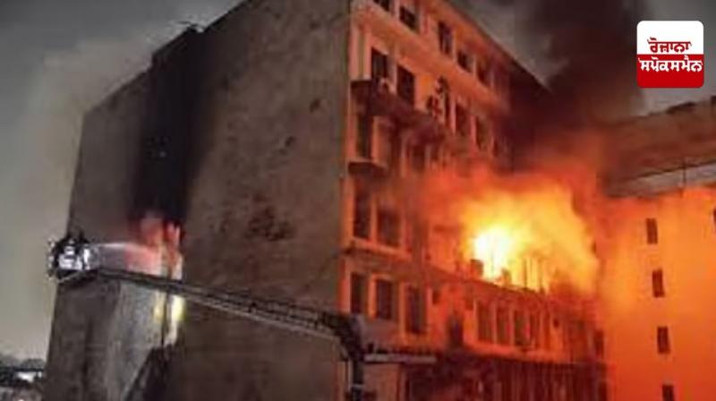 Massive fire breaks out in a building in Hyderabad, 8 people die