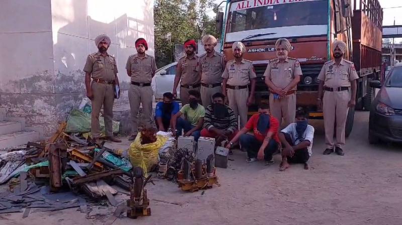 ਪੁਲਿਸ ਕਾਬੂ ਕੀਤੇ ਗਿਰੋਹ ਬਾਰੇ ਜਾਣਕਾਰੀ ਦਿੰਦੇ ਹੋਏ 