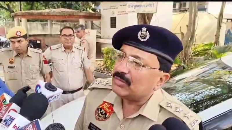 ਪੁਲਿਸ ਅਧਿਕਾਰੀ ਜਾਣਕਾਰੀ ਦਿੰਦੇ ਹੋਏ 
