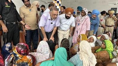 ਡਾ. ਬਲਬੀਰ ਸਿੰਘ ਲੋਕਾਂ ਨਾਲ ਗੱਲਬਾਤ ਕਰਦੇ ਹੋਏ 