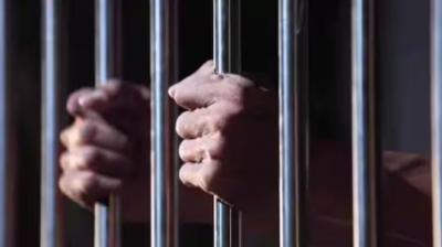 17 prisoners flee from jail 