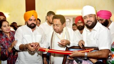 Kamalnath with Sikh representatives.