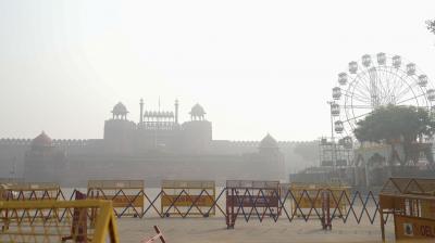 Delhi Pollution : Red Fort engulfed in smog, in New Delhi, Monday, Nov. 6, 2023. Pollution levels in Delhi-NCR on Monday morning were recorded around seven to eight times above the government-prescribed safe limit. (PTI Photo/Shahbaz Khan)