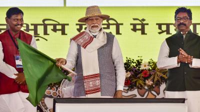 Khunti: Prime Minister Narendra Modi with Jharkhand Chief Minister Hemant Soren and Union Tribal Affairs Minister Arjun Munda flags off various development projects during ‘Jan Jatiya Guarv Diwas’ and Jharkhand Foundation Day celebrations in Khunti, Jharkhand, Wednesday, Nov. 15, 2023. (PTI Photo) 