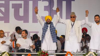 New Delhi: Punjab Chief Minister Bhagwant Mann, J&K NC chief Farooq Abdulla and RJD's Tejashwi Yadav join hands during I.N.D.I.A. bloc's 'Loktantra Bachao Rally' at Ramleela Maidan, in New Delhi, Sunday, March 31, 2024. Congress leader Rahul Gandhi and NCP Chief Sharad Pawar are also seen. (PTI Photo/Shahbaz Khan)