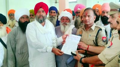 ਸਿੱਖ ਸੰਗਠਨ ਇਕਾਈ ਸੀਤਾਪੁਰ ਦੇ ਜ਼ਿਲ੍ਹਾ ਪ੍ਰਧਾਨ ਗੁਰੂਪਾਲ ਸਿੰਘ ਅਤੇ ਜਨਰਲ ਸਕੱਤਰ ਐਡਵੋਕੇਟ ਰਣਜੀਤ ਸਿੰਘ ਦੀ ਅਗਵਾਈ ਹੇਠ ਇਕ ਵਫ਼ਦ ਨੇ ਜ਼ਿਲ੍ਹਾ ਹਰਦੋਈ ਦੇ ਪੁਲਿਸ ਮੁਖੀ ਨੂੰ ਬਦਮਾਸ਼ਾਂ ਵਿਰੁਧ ਲਿਖਤੀ ਸ਼ਿਕਾਇਤ ਸੌਂਪੀ।