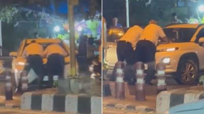 Delhi: The car rider hit the traffic policemen, dragged them for 20 meters