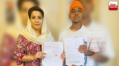 ਜਤਿਨ ਨੂੰ ਭਾਰਤ ਵਾਪਸੀ ਦੀ ਟਿਕਟ ਸੌਂਪਦੇ ਨਰਪਿੰਦਰ ਕੌਰ ਮਾਨ।