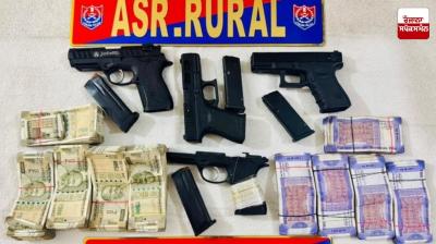 Amritsar Police arrests four persons with weapons Laetst News in punjabi 