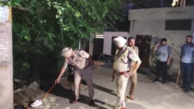 ਮੁਕਾਬਲੇ ਬਾਰੇ ਜਾਣਕਾਰੀ ਦਿੰਦੇ ਪੁਲਿਸ ਮੁਲਾਜ਼ਮ।