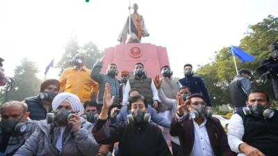 ਆਮ ਆਦਮੀ ਪਾਰਟੀ ਦੇ ਵਿਧਾਇਕਾਂ ਨੇ ਸ਼ਹਿਰ ਵਿਚ ਹਵਾ ਪ੍ਰਦੂਸ਼ਣ ਦੇ ਵਿਰੋਧ ਵਿਚ ਵਿਰੋਧ ਪ੍ਰਦਰਸ਼ਨ ਕੀਤਾ