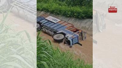 ਗੜ੍ਹਸ਼ੰਕਰ ਨੇੜੇ ਸਿਲੰਡਰਾਂ ਨਾਲ ਭਰਿਆ ਟਰੱਕ ਨਹਿਰ 'ਚ ਡਿੱਗਿਆ, ਡਰਾਈਵਰ ਨੂੰ ਲੱਗੀਆਂ ਮਾਮੂਲੀ ਸੱਟਾਂ