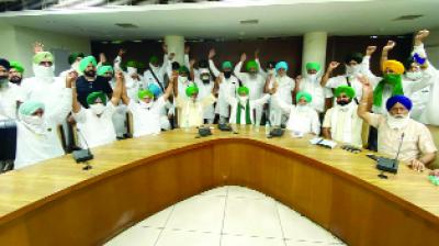 ਮੀਟਿੰਗ ਦੌਰਾਨ ਗੱਲਬਾਤ ਕਰਦੇ ਹੋਏ ਬਲਬੀਰ ਸਿੰਘ ਰਾਜੇਵਾਲ।              (ਫ਼ੋਟੋ: ਸੰਤੋਖ ਸਿੰਘ)