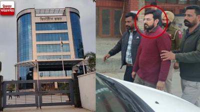 Clerk taking bribe of 10 thousand rupees from lawyer caught red-handed